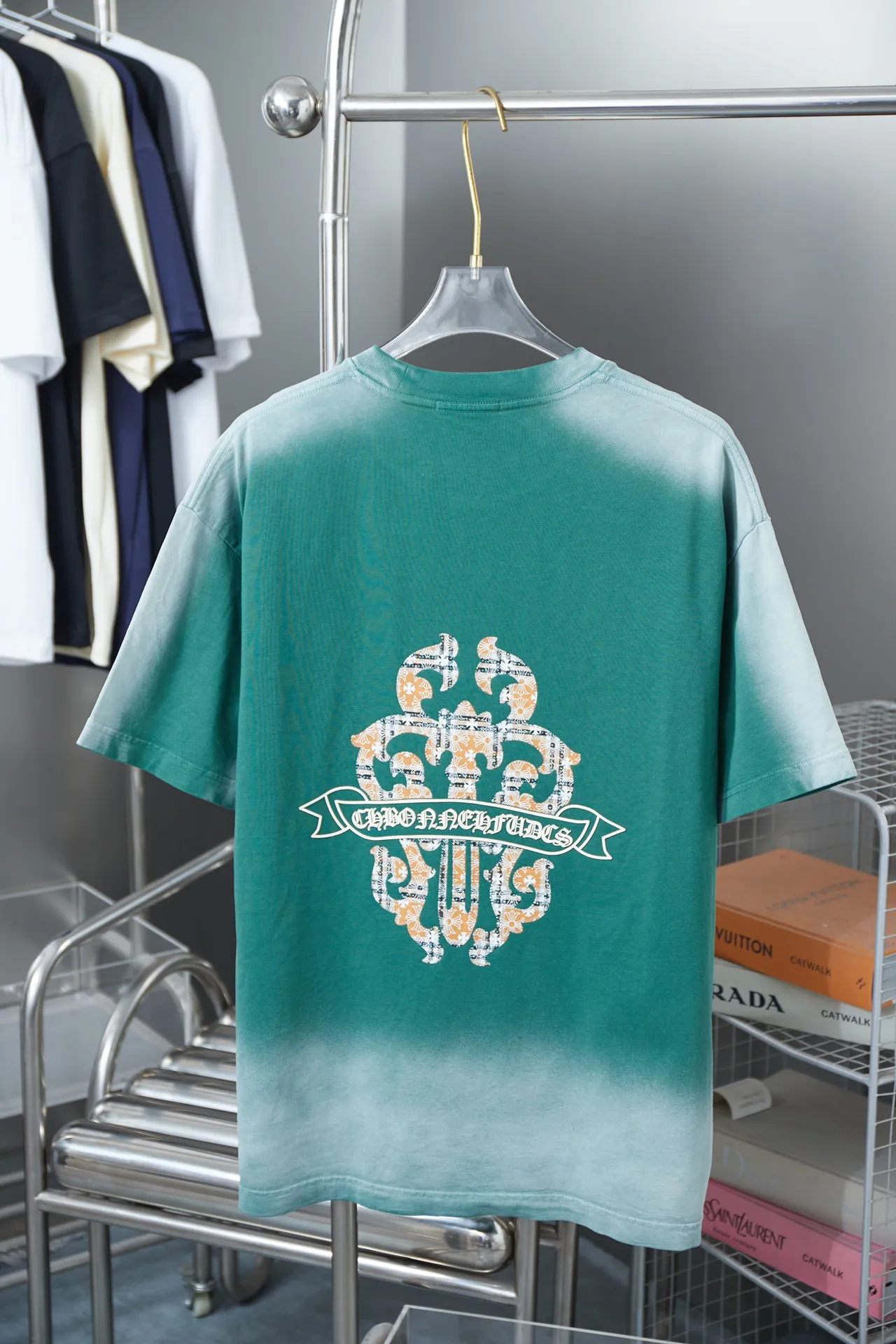 🅿️210 Ch*ome Hearte 25SS early spring new style, short-sleeved with Kro heart logo and rhinestones, light luxury, essential item for daily commuting for men and women, correct version, welcome to compare, detailed features · 320g 100% pure cotton double yarn jersey fabric · Custom dyed in the same vat, special thickened 32 pieces double-strand 1X1 thread · Digital direct printing ➕Australian imported pearlescent diamonds ➕Thick three-dimensional letter logo · Ready-made garments are dyed, then faded and fried with snowflakes, then washed to make them look old. · Common washing improves the effect. · Double-needle stitching and seam-crossing process. · Original main mark, washed tag, branded moisture-proof paper packaging. Color: black/blue/green. Size: S/M/L/XL.